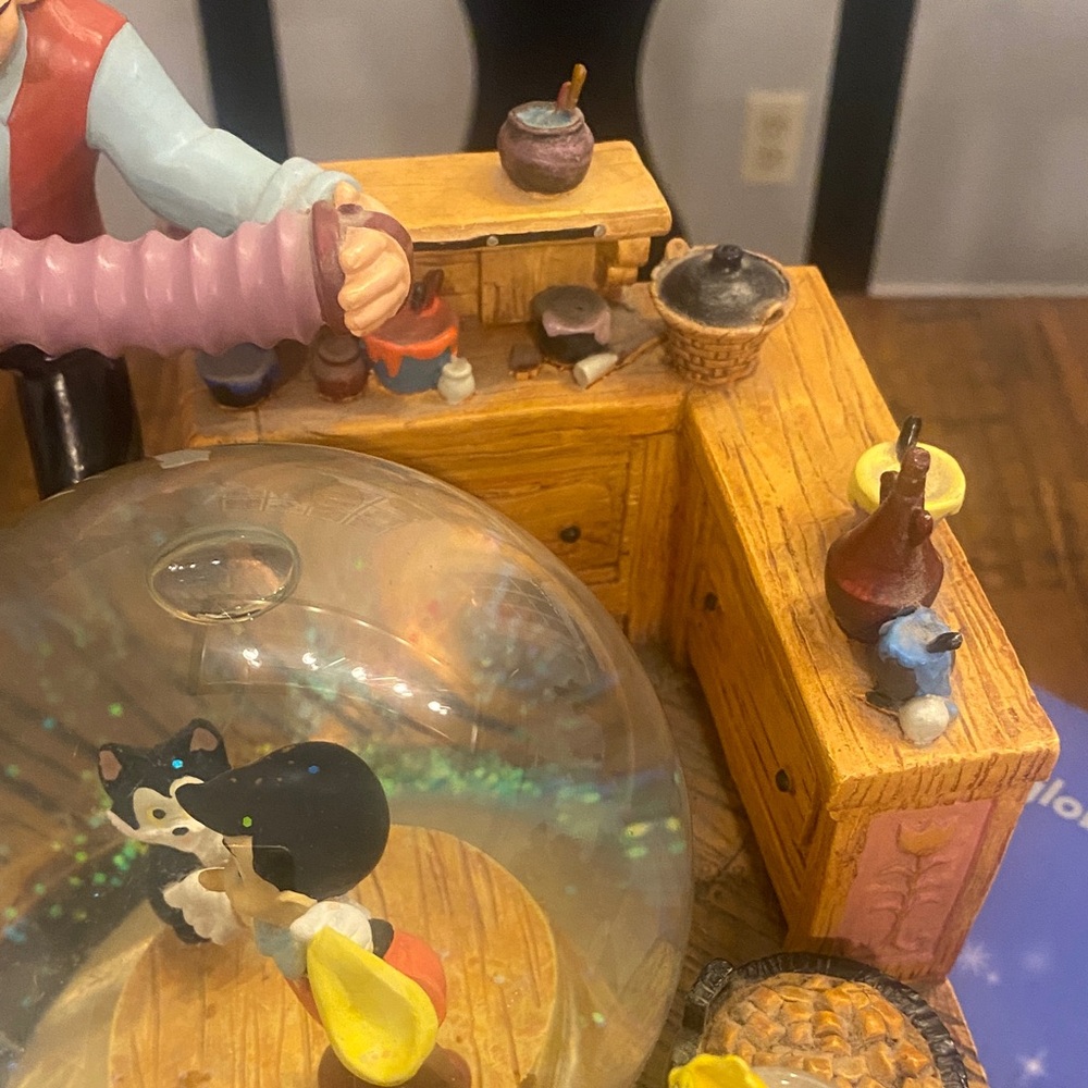 Disney Vintage Ghepettos Workshop Snowglobe with Pinocchio . - Picture 7 of 14